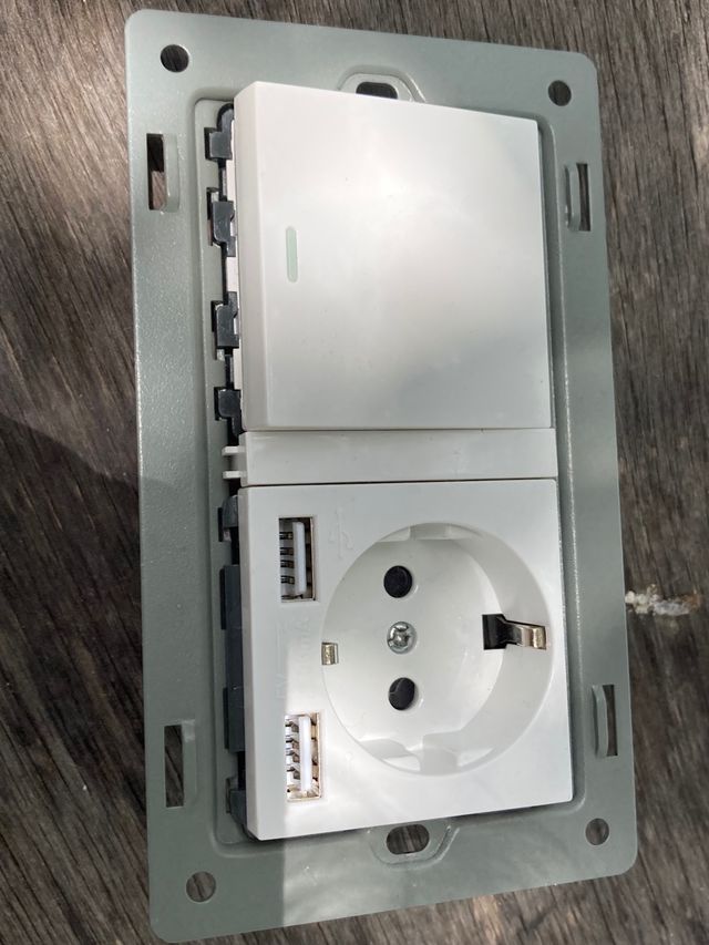 Enchufe con USB + Interruptor