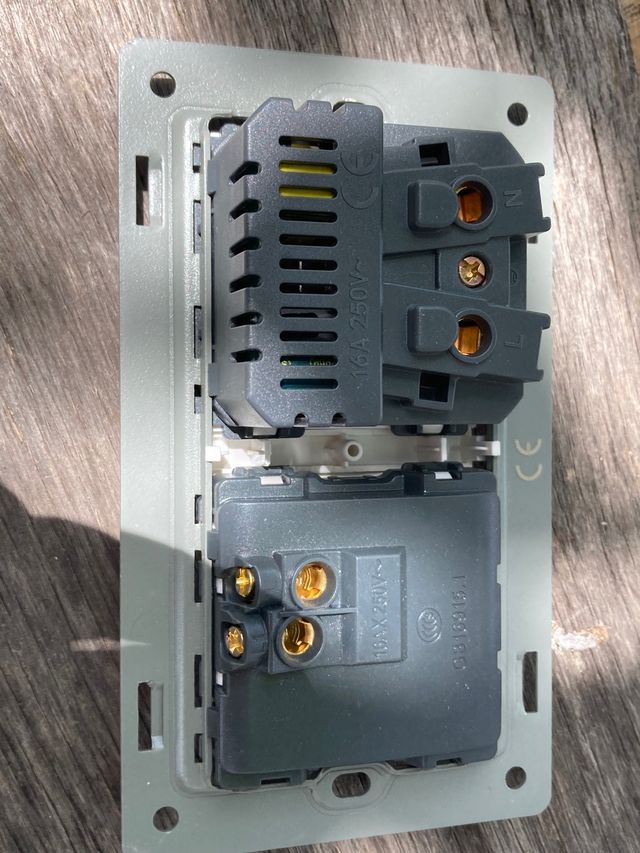 Enchufe con USB + Interruptor