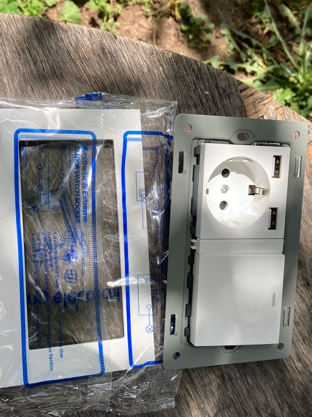 Enchufe con USB + Interruptor