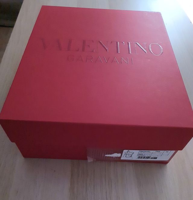 Caja calzado Valentino. Perfecta.
