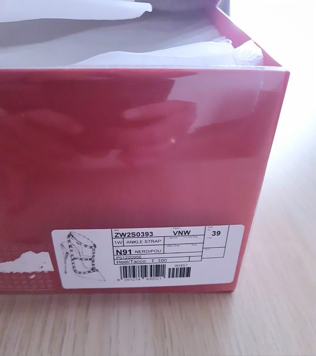 Caja calzado Valentino. Perfecta.