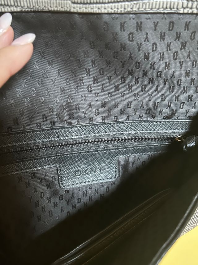 DKNY conjunto bolso y tarjetero modelo serpiente