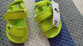 sandalias y pantuflas bebé los dos 5 euros