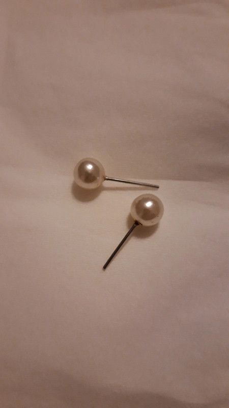 Orecchini con perle sintetiche