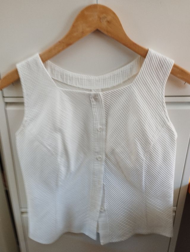 Top de piqué en jaretas