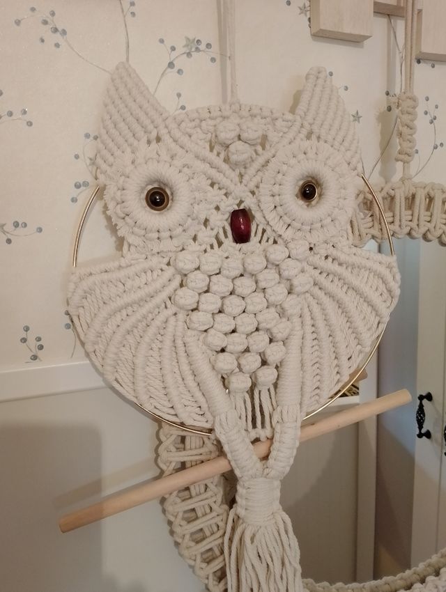 Precioso búho hecho de macramé 