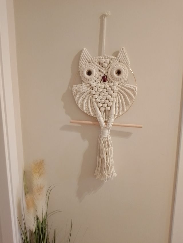 Precioso búho hecho de macramé 