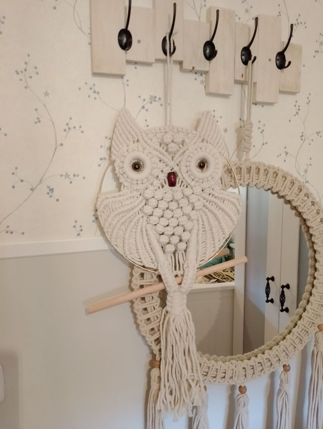 Precioso búho hecho de macramé 