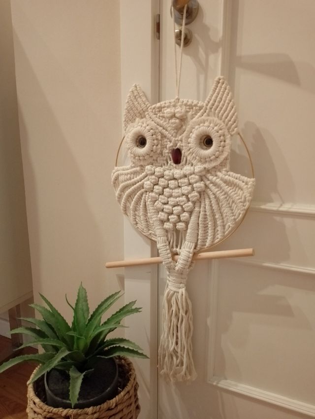 Precioso búho hecho de macramé 