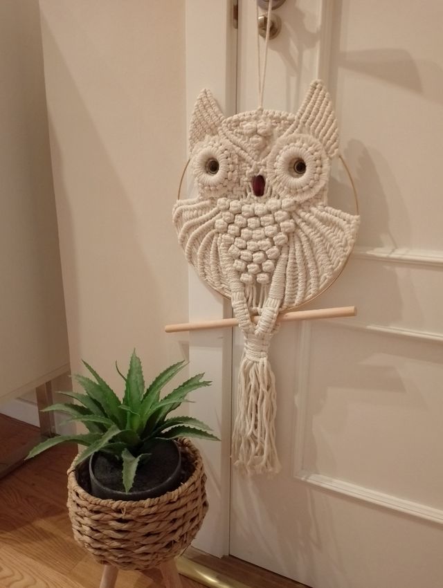 Precioso búho hecho de macramé 