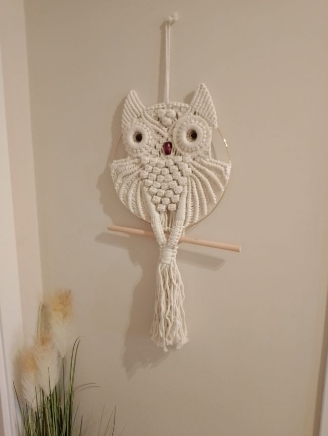 Precioso búho hecho de macramé 
