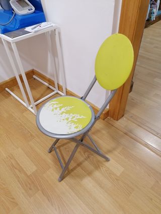 Taburete con respaldo plegable