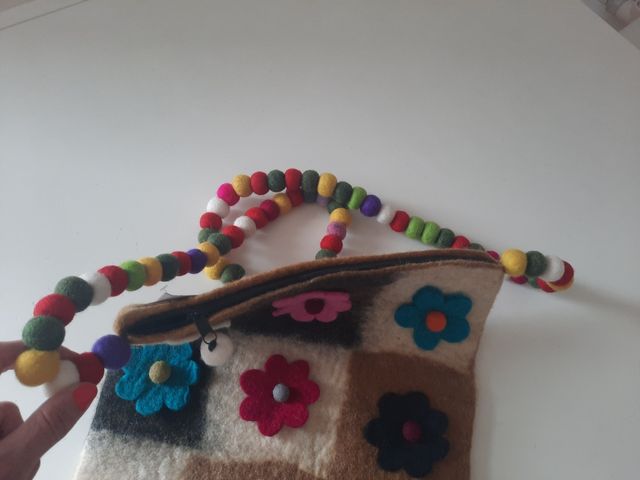 Bolso de fieltro con flores muy bonito