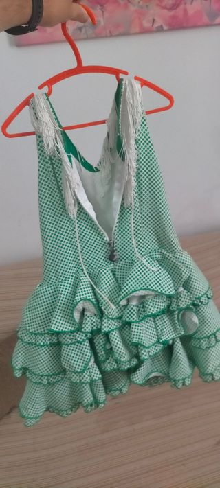 traje flamenca verde y lunares blancos.