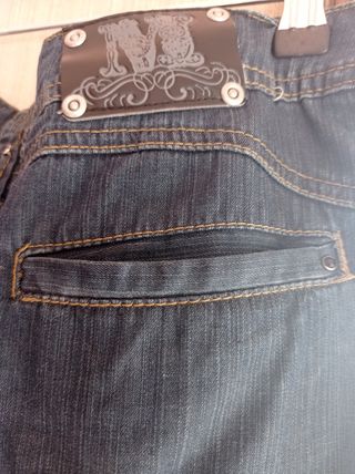 falda vaquera azul fuerte de la marca HERE + THERE