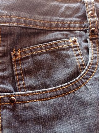 falda vaquera azul fuerte de la marca HERE + THERE