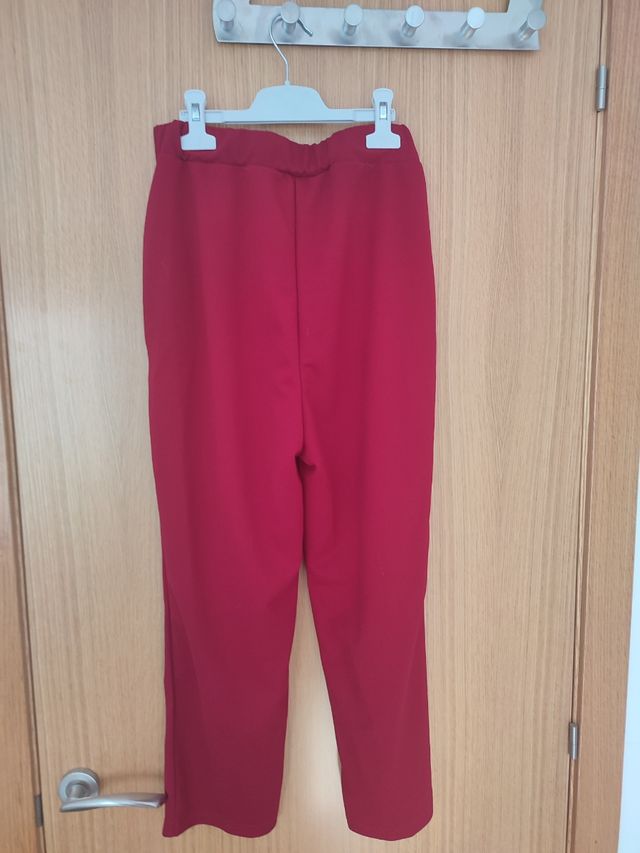 pantalones capri color burdeos