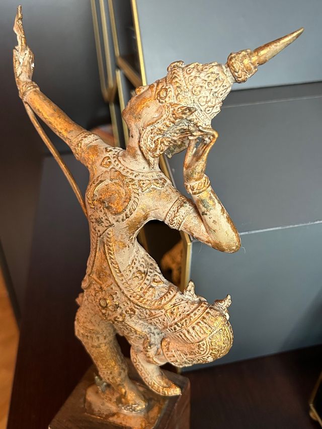 Antico Buddha thailandese bronzo dorato