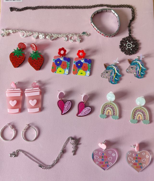 Collares, pulseras y anillos.