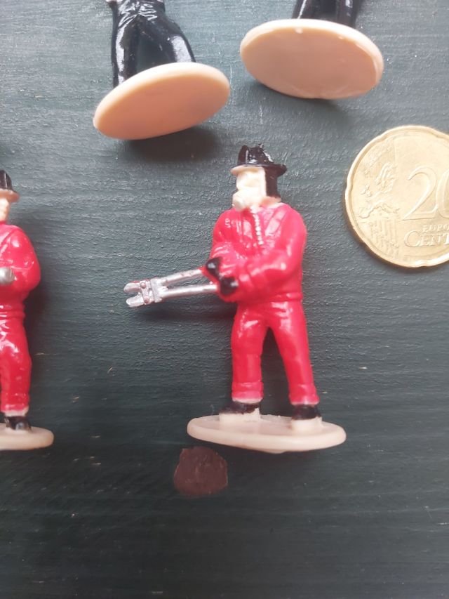 5 MUÑECOS POLICIA Y BOMBERO