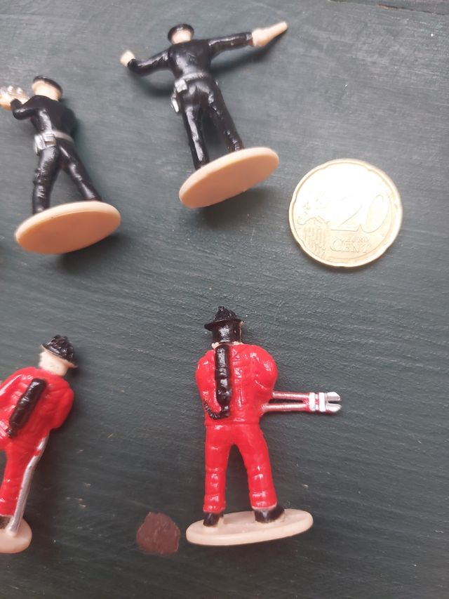 5 MUÑECOS POLICIA Y BOMBERO