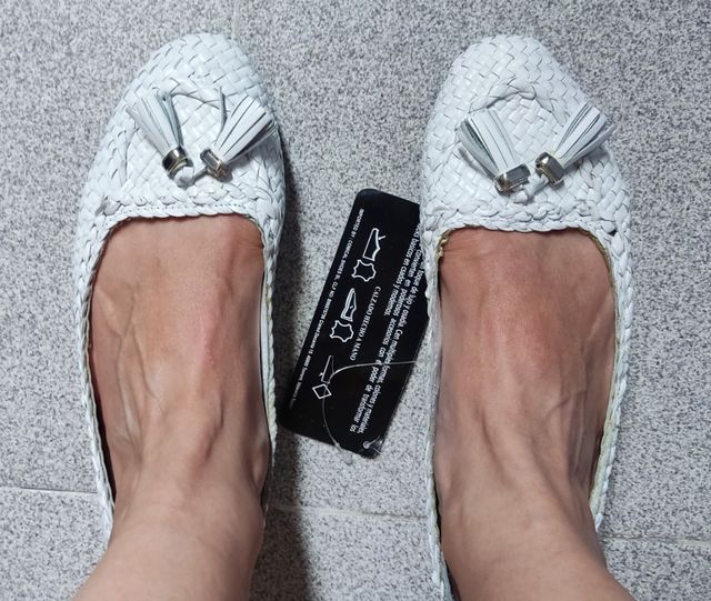 Bailarinas blancas de piel trenzada.