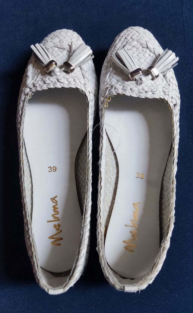 Bailarinas blancas de piel trenzada.