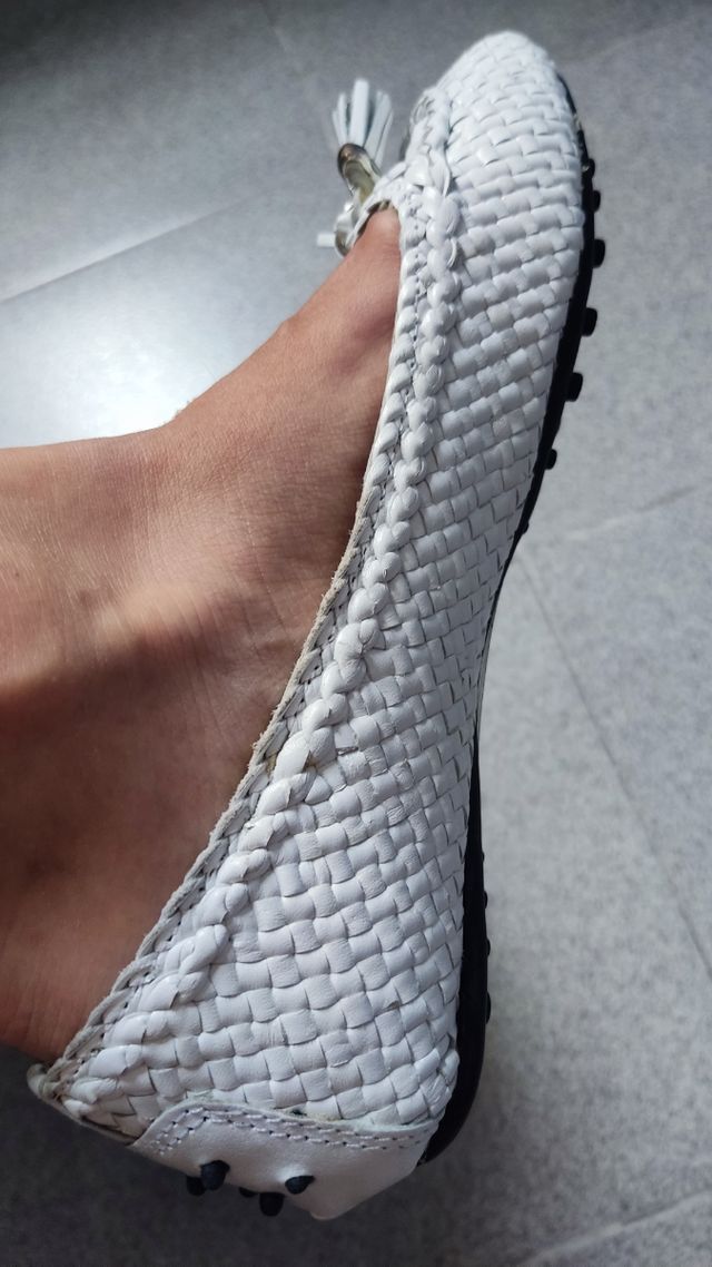 Bailarinas blancas de piel trenzada.