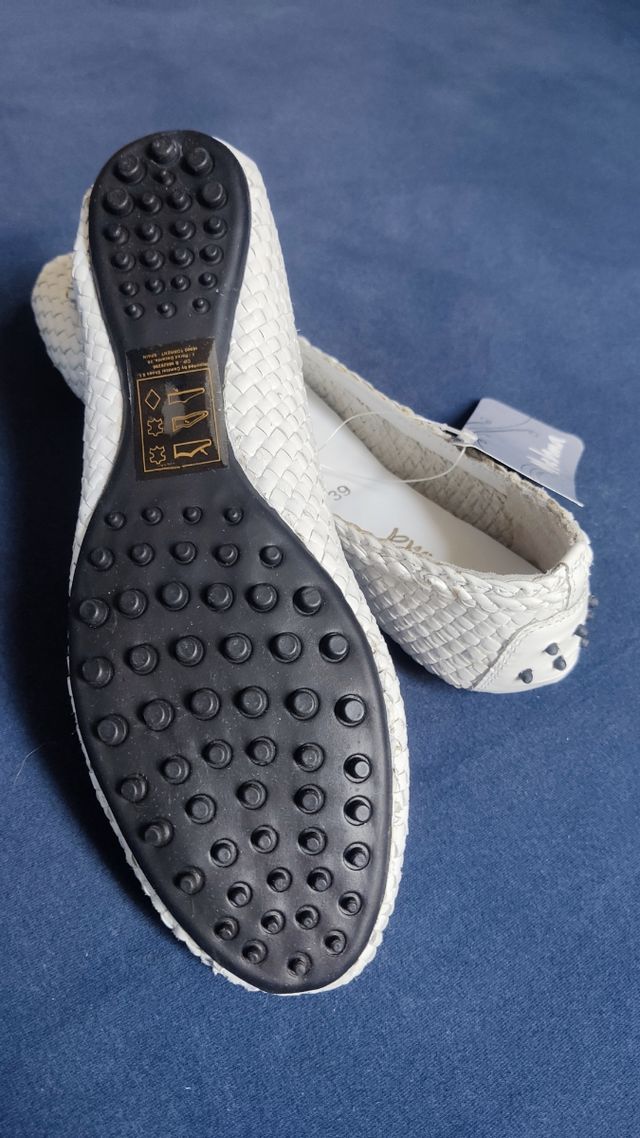 Bailarinas blancas de piel trenzada.