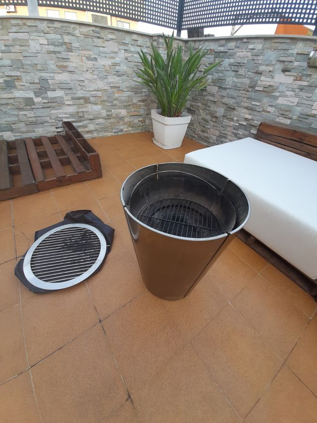 Barbacoa diseño cónico marca Eva Solo acero inox.