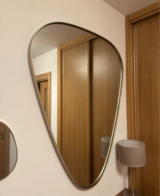 Espejo con marco dorado