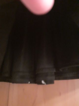 Falda negra, con dibujos y forro.