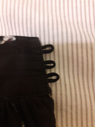 Falda negra, con dibujos y forro.