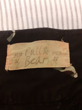 Falda negra, con dibujos y forro.