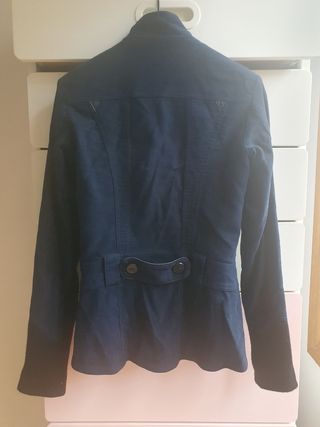 Chaqueta azul tipo militar de Bershka 