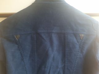 Chaqueta azul tipo militar de Bershka 