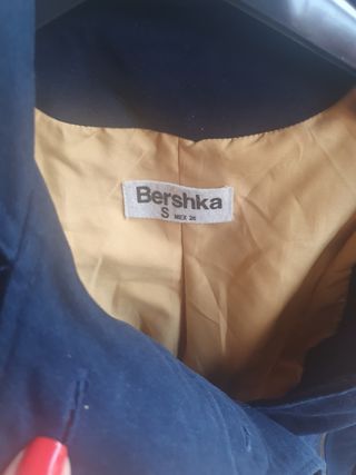 Chaqueta azul tipo militar de Bershka 