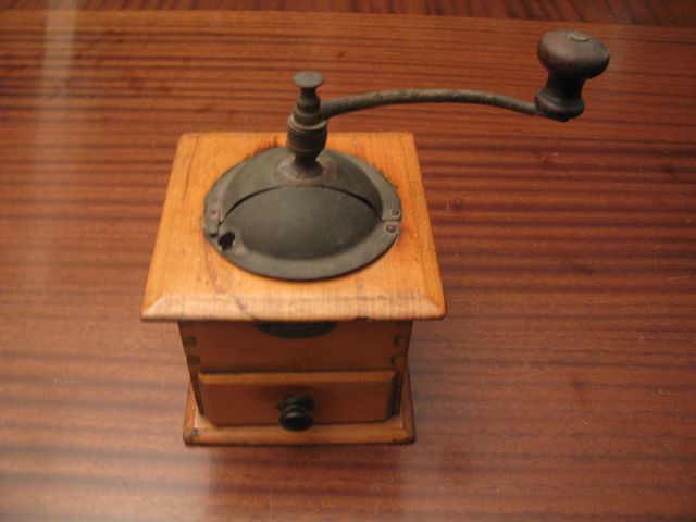 Molinillo de café antiguo