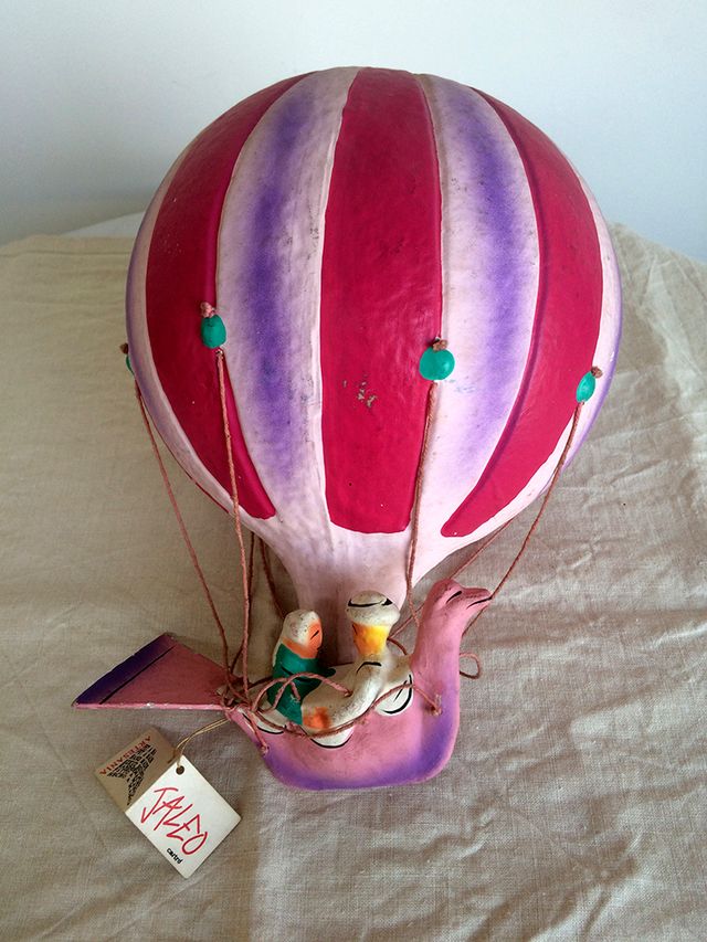 GLOBO Y LUNA DE PAPELMACHÉ HECHOS A MANO