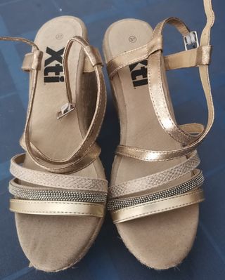 Sandalias doradas