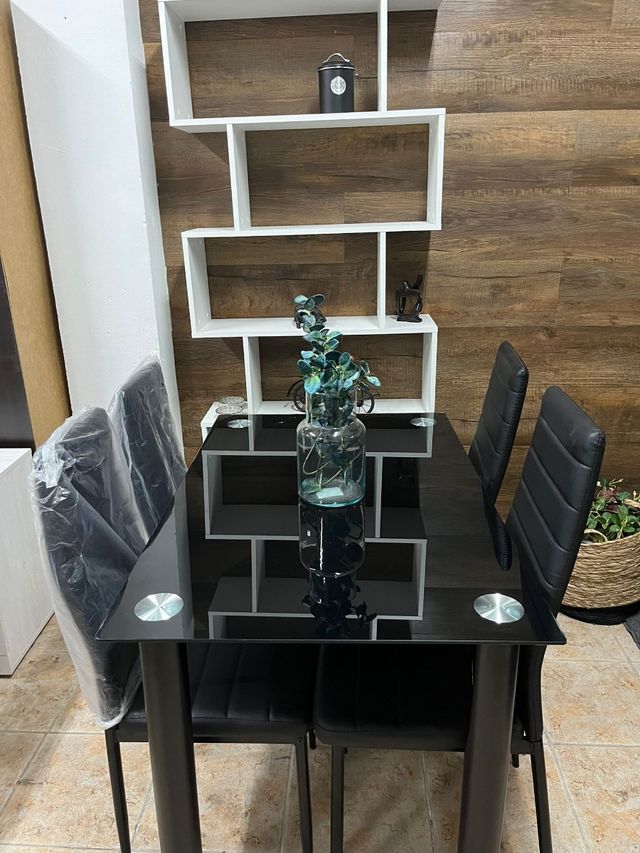 MESA CON 4 SILLAS