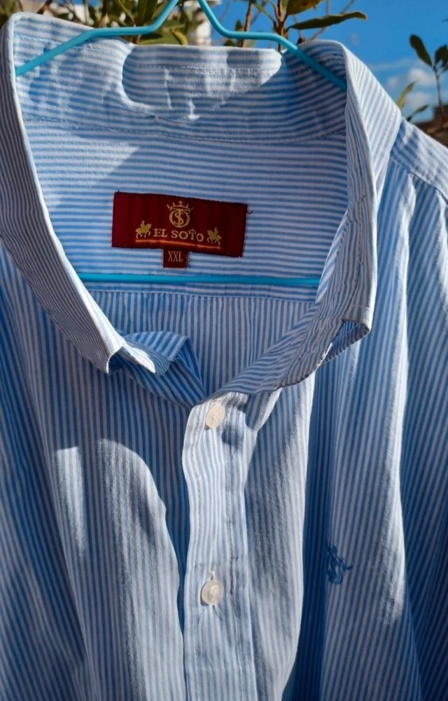 Preciosa camisa de rayas azul y blanco