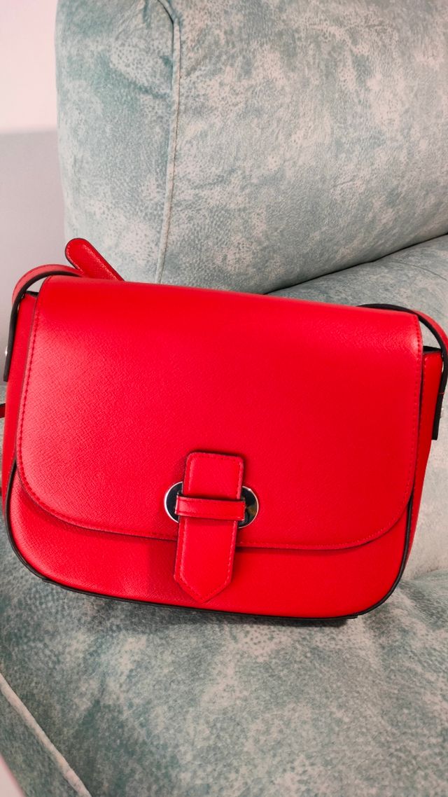 Bolso rojo C&A