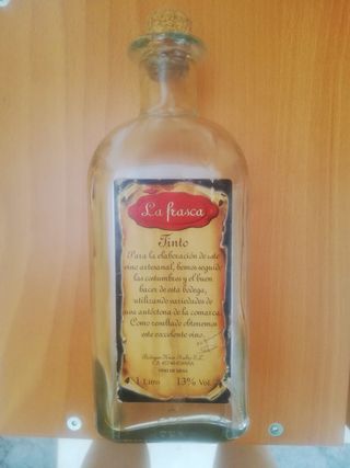 Botella de cristal con chapas