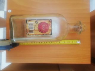 Botella de cristal con chapas