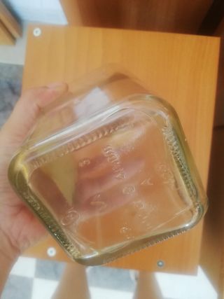 Botella de cristal con chapas