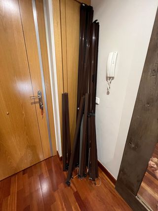 Conjunto de Mosquiteras color marrón.