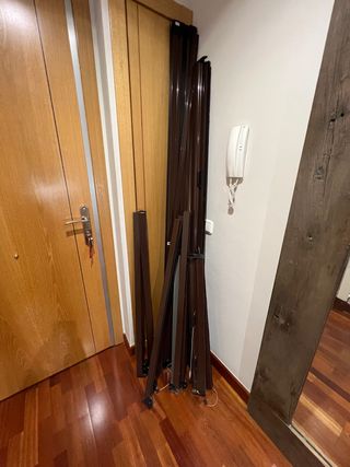 Conjunto de Mosquiteras color marrón.