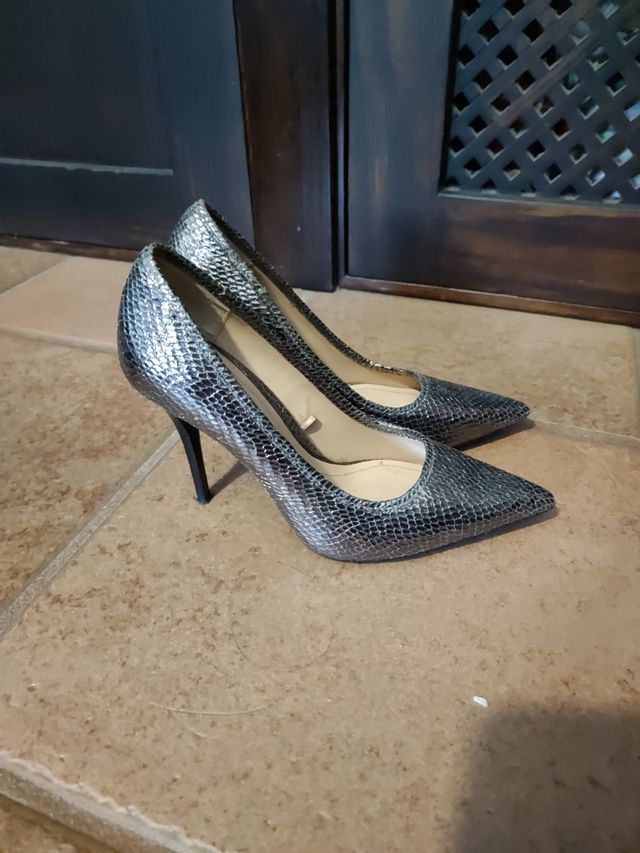 Zapato estileto plateado