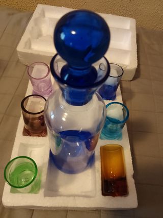 più completo bottiglia e sei bicchierini